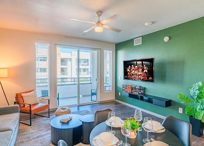 Apartment Modem Unit Near Westgate With Balconypoolgymparking *