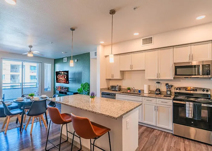Apartment Modem Unit Near Westgate With Balconypoolgymparking *
