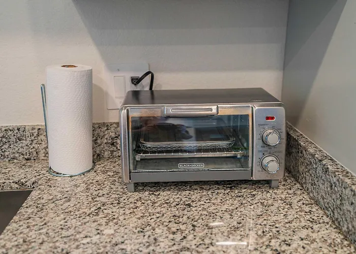 Apartment Modem Unit Near Westgate With Balconypoolgymparking