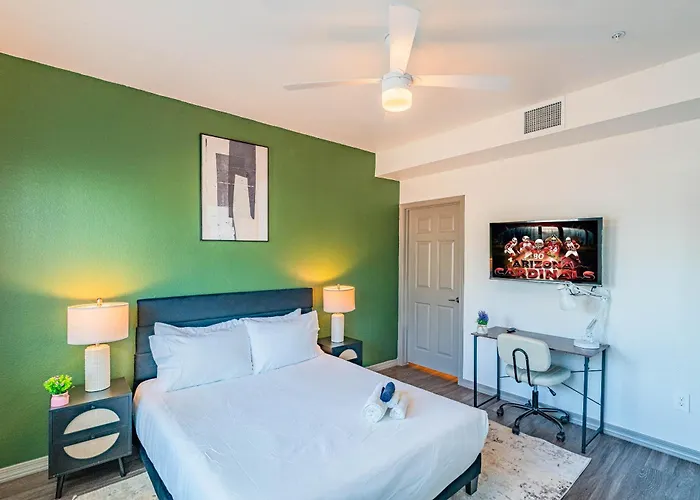 Apartment Modem Unit Near Westgate With Balconypoolgymparking *