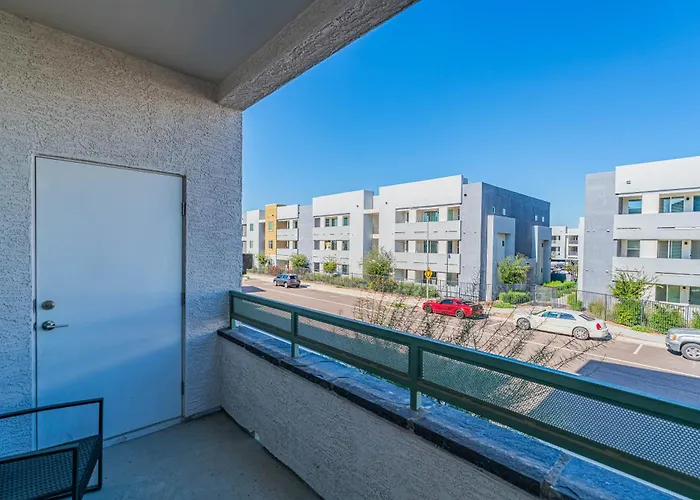 Apartment Modem Unit Near Westgate With Balconypoolgymparking Glendale