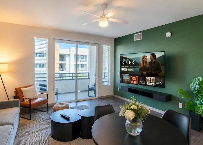 Apartment Modem Unit Near Westgate With Balconypoolgymparking