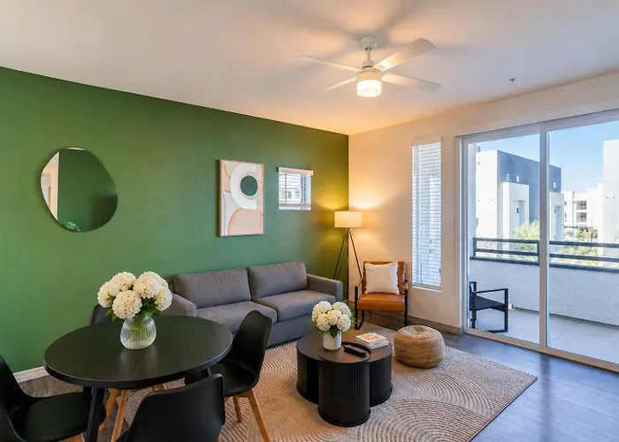 Apartment Modem Unit Near Westgate With Balconypoolgymparking *